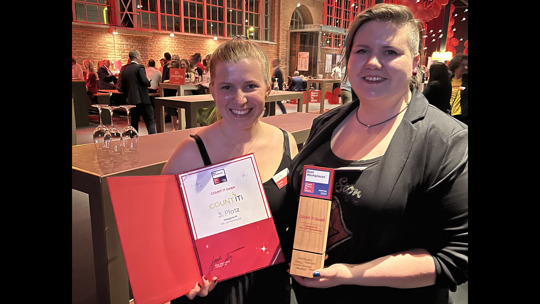 Projektleiterin Elisabeth Wurm und Magdalena Aigner mit der Auszeichnung zum 'Best Workplace Austria 2023™'
