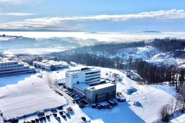 Blick auf das Hagenberger Firmengebäude aus der Vogelperspektive im Winter.