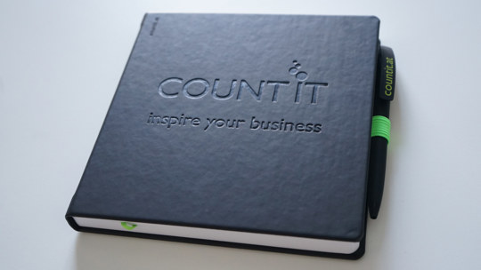 Das stylische COUNT IT-Notizbuch eignet sich für diverse Schreib- und Kritzelarbeiten.