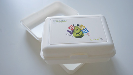 Praktische Jausenbox im Digital-Dojo-Design.