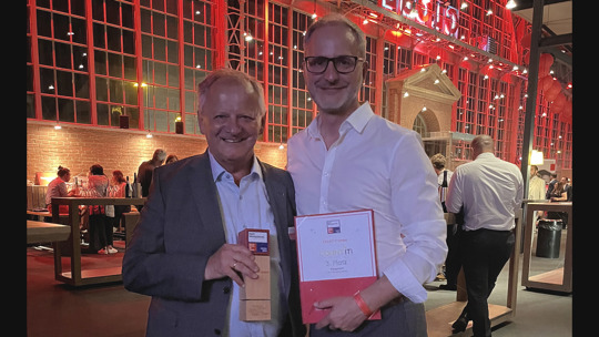 CEOs Maximilian Wurm und Peter Berner mit der Auszeichnung zum 'Best Workplace Austria 2023™'