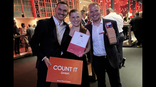 Mario Jovevski, Elisabeth Wurm und Alexander Wurm mit dem Preis zum 'Best Workplace Austria 2023™'