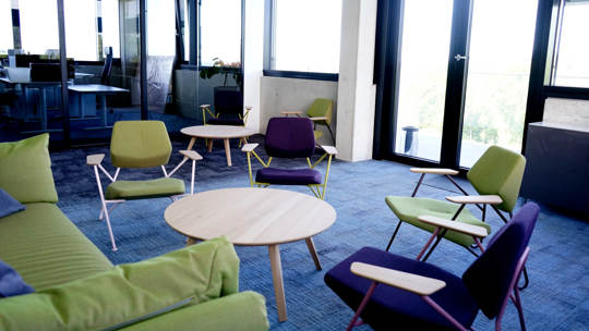 Moderne Lounge-Möbel in grün und violett bringen Farbe ins Haus.