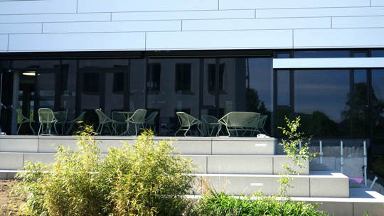 Die Terrasse wird besonders in der Mittagspause gern genutzt.