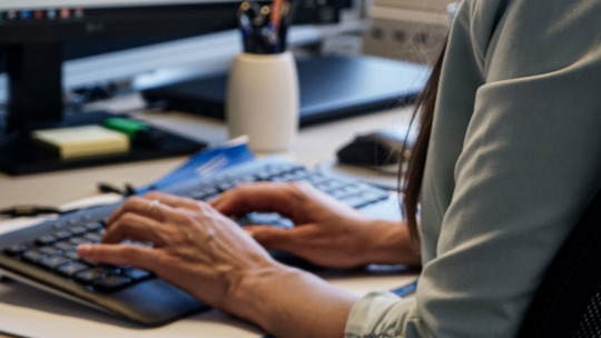 Die Arbeitsplätze sind mit modernstem Equipment ausgestattet.