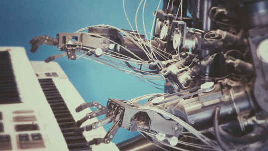 Roboter spielt Klavier