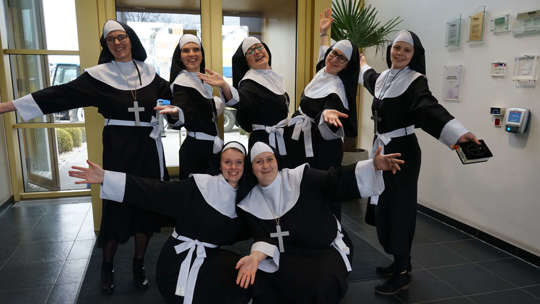 Die Nonnen aus der Personalverrechnung haben den ersten Platz beim Kostümbewerb in ihre Abteilung geholt.