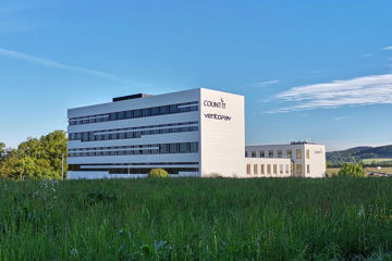 Das Hagenberger Firmengebäude im Frühling.