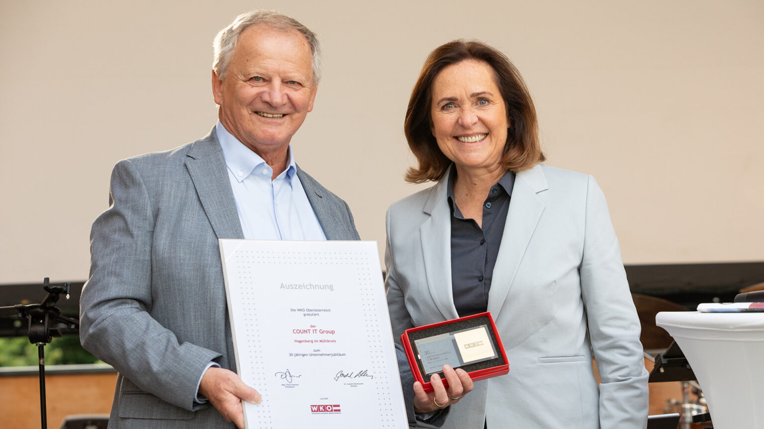 Maximilian Wurm mit der Jubiläumsmedaille der WKO OÖ, verliehen durch Angelika Sery-Froschauer - Foto von Mag. Richard Haidinger - 30 Jahr Feier