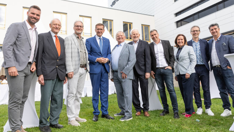 Bgm. Bergsmann, Alt-Bgm. Fischerlehner, CEO Berner, Landesrat Achleitner, Eigentümer Wurm, Prof. Buchberger, CCO/CMO Braden, Fr. Sery-Froschauer, FH-Prof. Winkler, Hr. Hadjari, Foto von Mag. Richard Haidinger