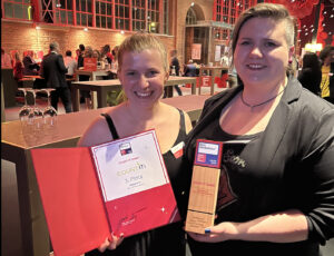 Projektleiterin Elisabeth Wurm und Magdalena Aigner mit der Auszeichnung zum 'Best Workplace Austria 2023™'