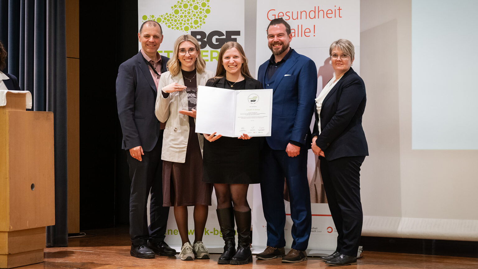 Elisabeth Wurm und Prisca Greindl mit Vertreter*innen des BGF-Netzwerks ©Vitera Productions