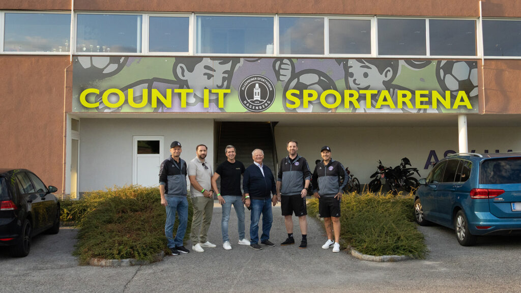 Vorstandsmitglieder des ASV mit Vertretern der COUNT IT ©Daniel Reindl/ASV Hagenberg Sportarena