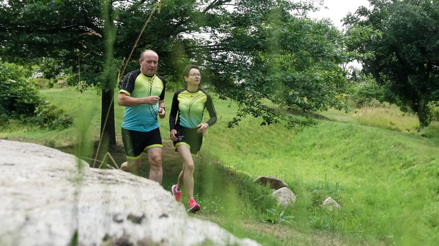 Markus und Verena laufen im COUNT IT Sportoutfit