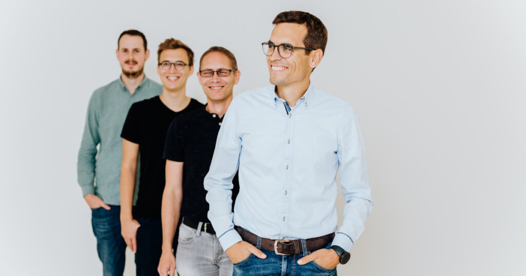 Zumeist wird der erfolgreiche Abschluss eines Studiums oder einer Ausbildung mit informationstechnischer Ausrichtung vorausgesetzt. Die klassische Berufsausbildung hierfür ist derdie **Fachinformatikerin**. An einer Universität oder Fachhochschule empfiehlt sich ein Studium der Wirtschaftsinformatik oder Informatik. Arbeiten als IT Projektleiter*in beginnt für Berufseinsteigerinnen meist mit der Mitarbeit an Projekten. Mit einschlägiger Berufserfahrung als Projektmanagerin oder Führungskraft ist die Übernahme eigener Projekte schneller möglich. Dies liegt nicht nur am benötigten Fachwissen, sondern auch an den erforderlichen Kompetenzen als Projektmanager*in. In der IT-Branche werden außerdem häufig gute Englischkenntnisse, Flexibilität, sicheres Auftreten im Kundenkontakt, Führungsqualitäten und die Bereitschaft zur kontinuierlichen Weiterbildung erwartet.