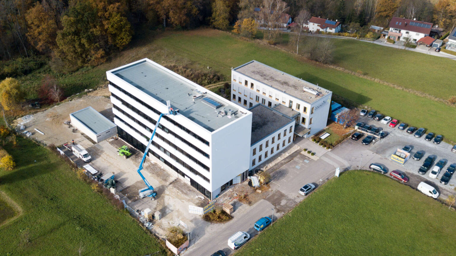 Der Rohbau inklusive Außenfassade ist beendet.