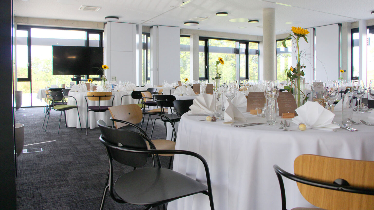 Große Fenster ermöglichen einen genialen Ausblick in die Natur.