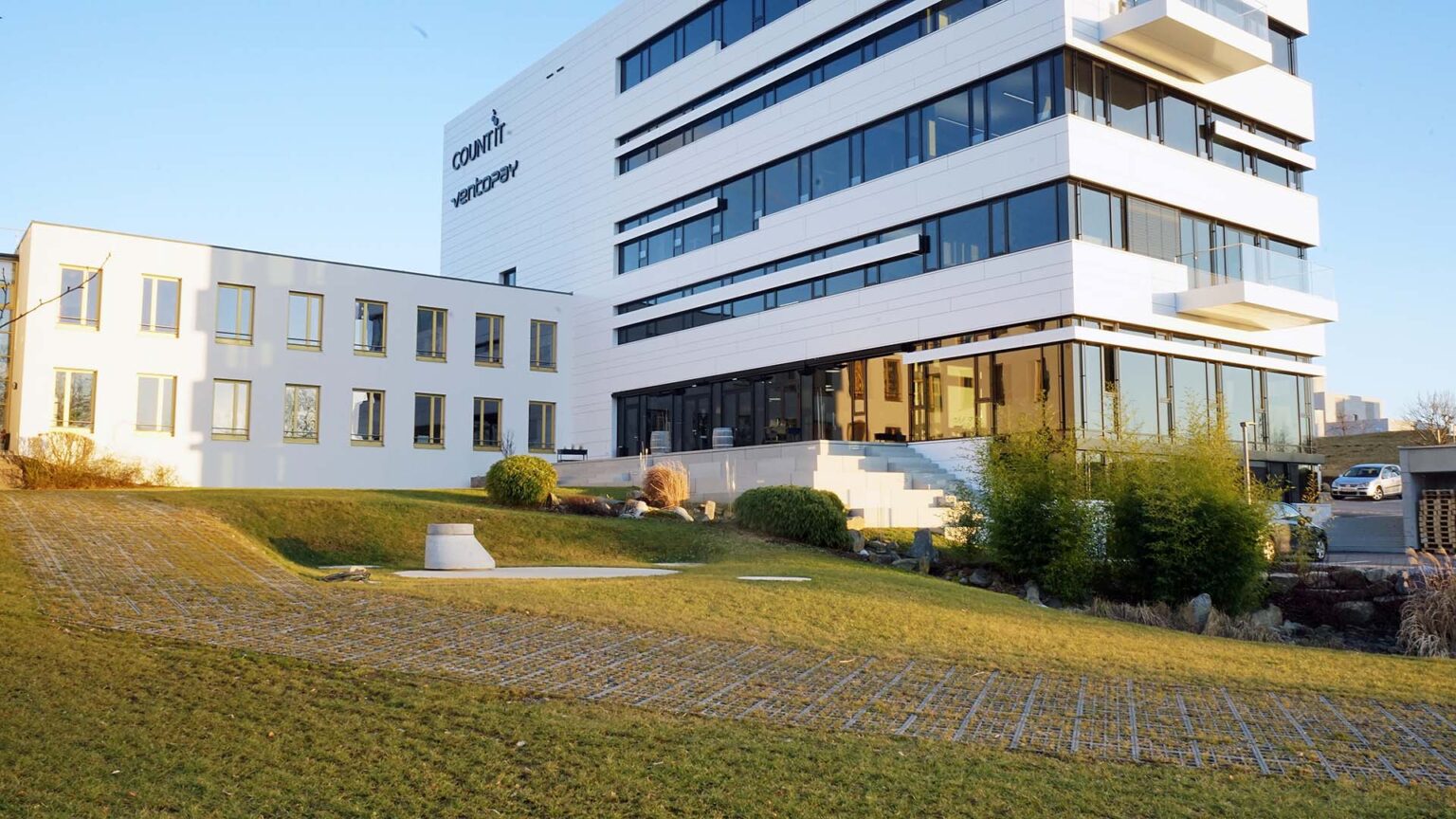 Der neue Garten des Neubaus von COUNT IT