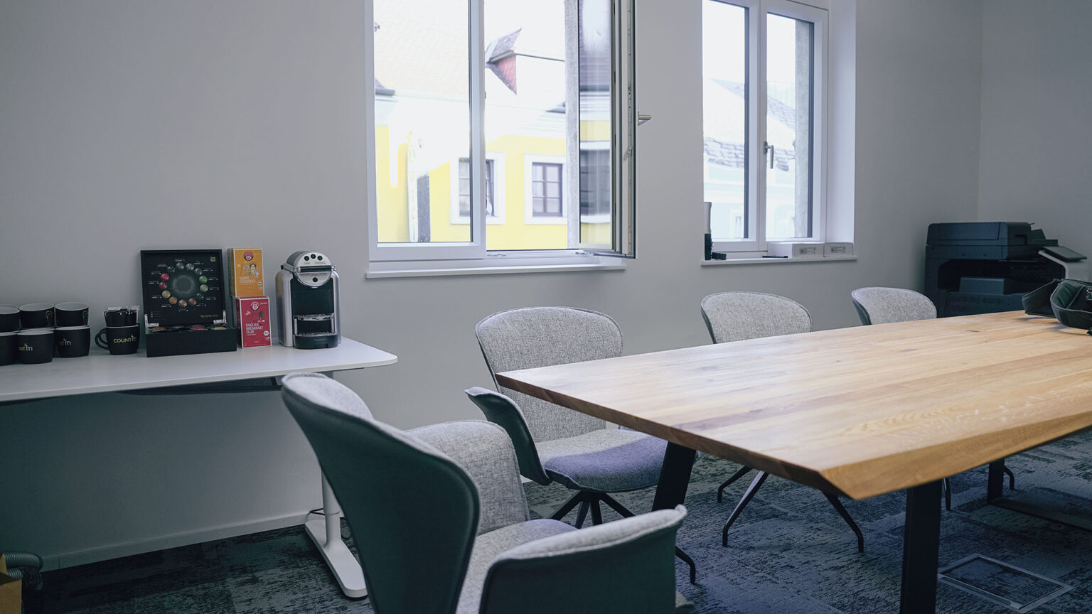 Gemütlicher Aufenthaltsraum für die gemeinsame Mittagspause.