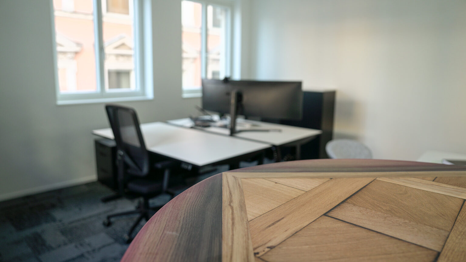 Der 150 Jahre alte Parkettboden ziert nun einen Tisch - sehr cool!