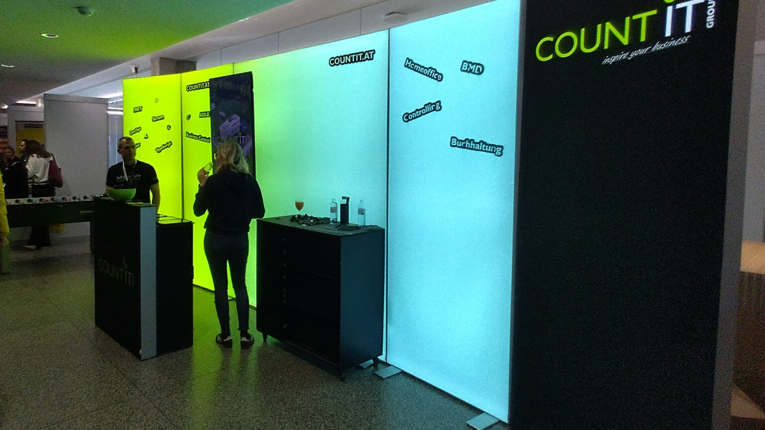 Der grün-türkis leuchtende Messestand der COUNT IT