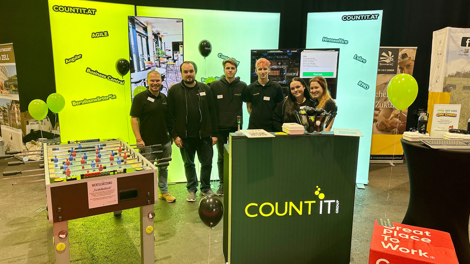 COUNT IT Messestand mit Unternehmensbotschaftern auf dem Berufserlebnistag in Freistadt